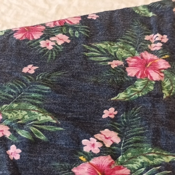 🌻3 for $12🌻FREE Planet, Men's Large Grey and Hibiscus Shirt - Picture 3 of 4